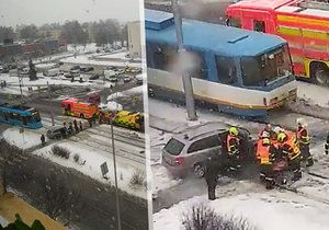 Ledovka je příčinou mnoha nehod nejen v Moravskoslezském kraji. V Ostravě se například srazila tramvaj s autem. Dva lidé byli zranění.