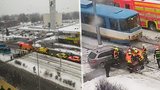 Ostrava se změnila v zasněžené kluziště: Dvě sražené ženy, vybouraná auta i tramvaj 