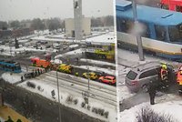 Ostrava se změnila v zasněžené kluziště: Dvě sražené ženy, vybouraná auta i tramvaj