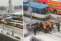 Ostrava se změnila v zasněžené kluziště: Dvě sražené ženy, vybouraná auta i tramvaj