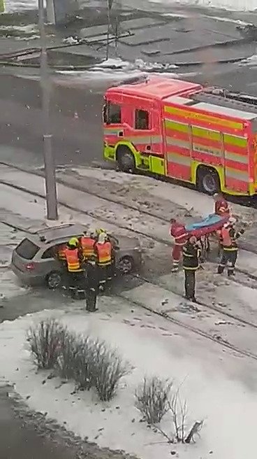 Ledovka je příčinou mnoha nehod nejen v Moravskoslezském kraji. V Ostravě se například srazila tramvaj s autem. Dva lidé byli zranění.