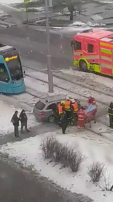 Ledovka je příčinou mnoha nehod nejen v Moravskoslezském kraji. V Ostravě se například srazila tramvaj s autem. Dva lidé byli zranění.