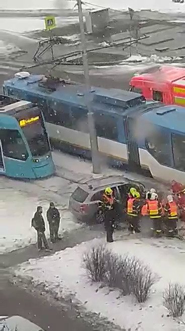 Ledovka je příčinou mnoha nehod nejen v Moravskoslezském kraji. V Ostravě se například srazila tramvaj s autem. Dva lidé byli zranění.