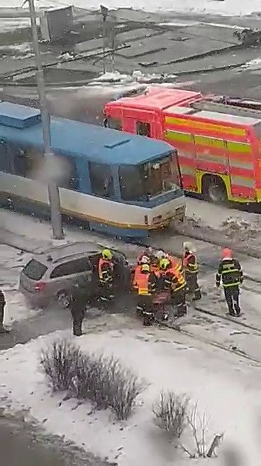 Ledovka je příčinou mnoha nehod nejen v Moravskoslezském kraji. V Ostravě se například srazila tramvaj s autem. Dva lidé byli zranění.