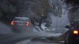 Česko sevřel mráz: Teploty spadly k –15 °C, silnice namrzají