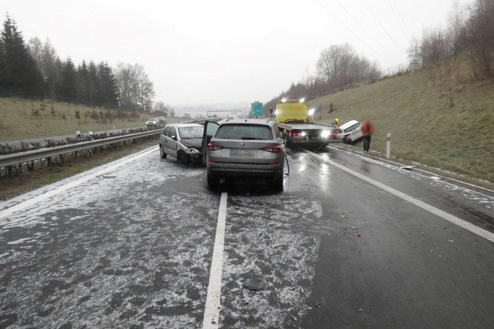 Počasí v Česku zkomplikovala ledovka.