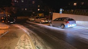 V ulici Kakosova v pražských Řeporyjích havarovala na ledovce čtyři auta.