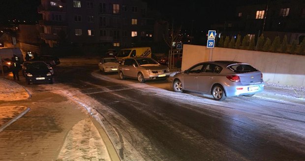 Ledovka v Praze: Auta v Kakosově ulici klouzala po silnici, pak bourala