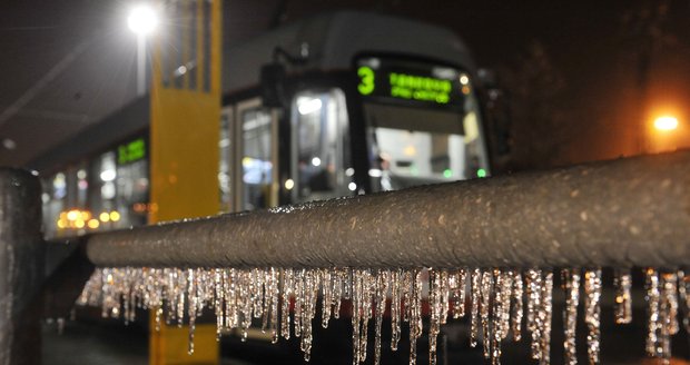 Je to přesně měsíc, kdy ledovka ochromila celé Česko