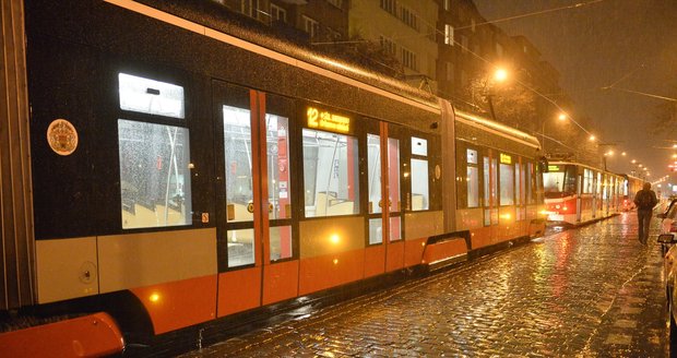 Kolona tramvají stála nejen na Ortenově náměstí, ale prakticky po celé Praze, nejezdilo 14 linek!
