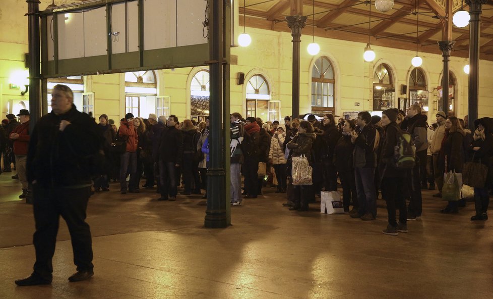 Zpoždění až 3 hodiny! Na Masarykově i na Hlavním nádraží lidé nešťastně čekali na vlaky.