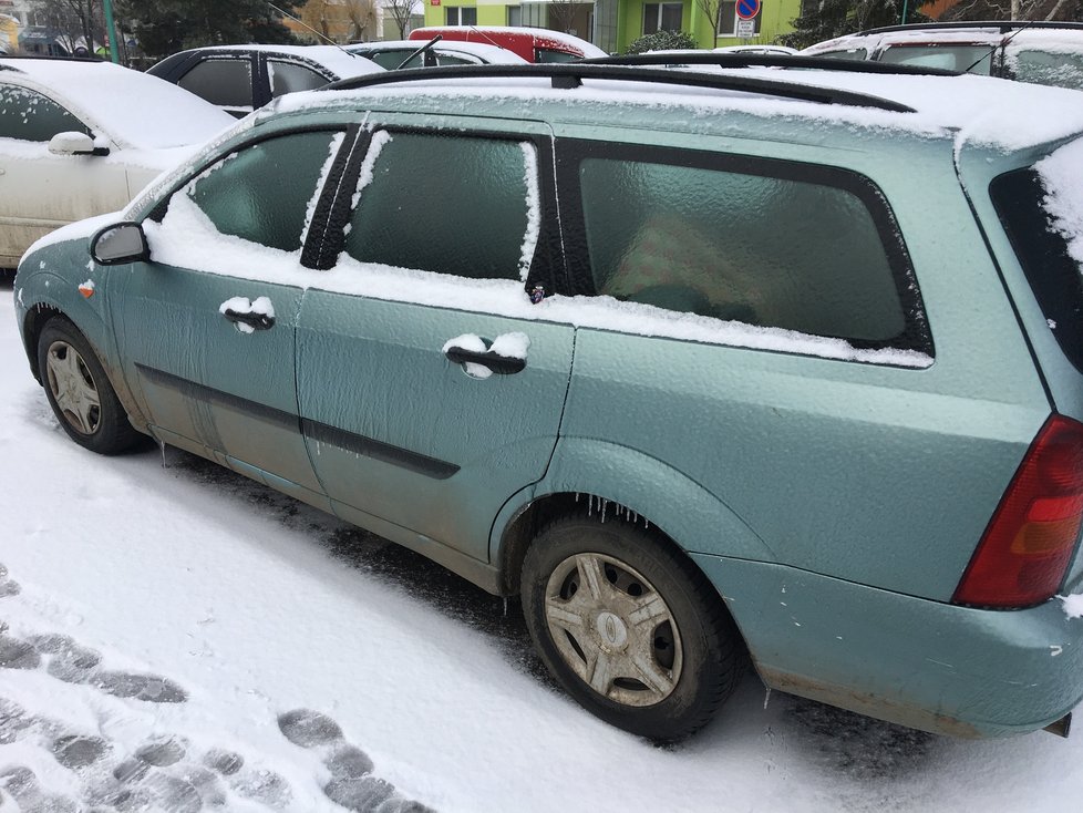 Ve Veselí nad Moravou se vytvořila ledovka, zamrzla auta, na nich vznikly rampouchy.