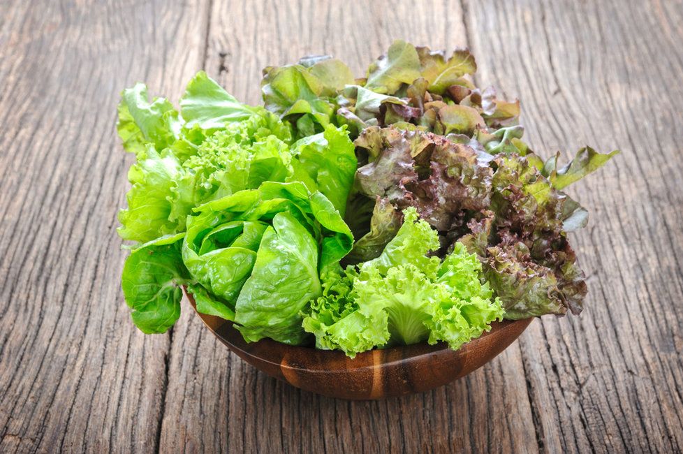 Mohli byste sníst kila a kila jakékoliv odrůdy salátu, a nepřibrali byste ani deko. Hrnek těchto zelených listů má totiž jen 20 kJ. Třeba římský salát navíc je skvělým zdrojem vitaminu B, kyseliny listové a manganu, který pomáhá regulovat hladinu cukru v krvi a je nezbytný pro správnou funkci imunitního systému. Hodí se navíc snad k jakémukoliv jídlu, které si vymyslíte. No a vláknina v něm obsažená vás zasytí.