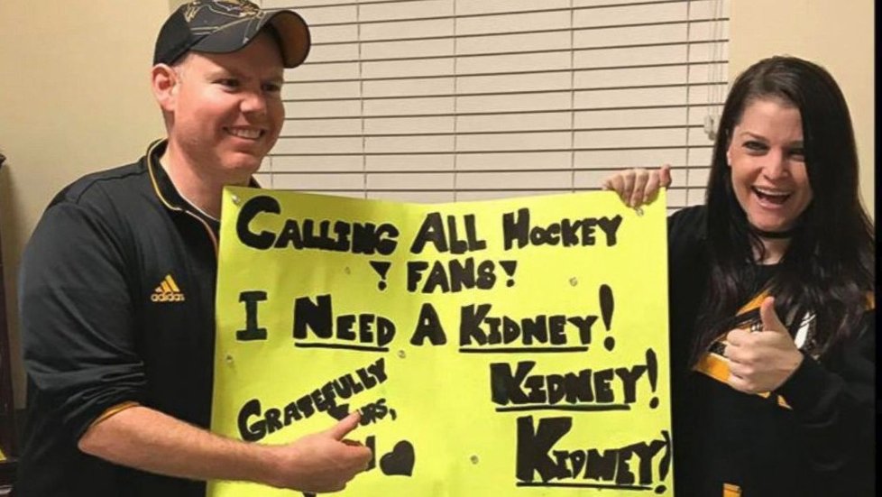 Hokejová fanynka Kelly získala dárce ledviny díky transparentu na zápasu NHL