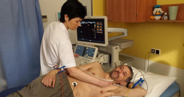 Radek Kontrik (52) z Jesenicka odmítl umřít: Má dvě transplantované ledviny i srdce a štípe dříví!