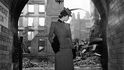 Modelka se zničeným Londýnem v pozadí, 1940.