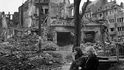 Dvě Němky ve zničeném Kolíně, 1945.