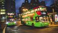 I ulice Leedsu brázdí dvoupodlažní autobusy