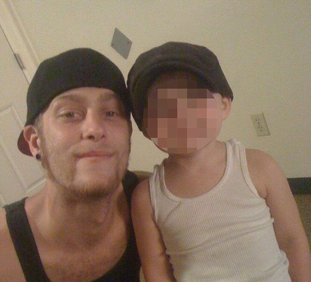 Leeroy McIver s šestiletým chlapcem, kterého měl škrtit.