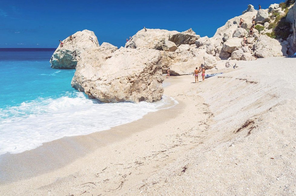 Kathisma - Kilometrová pláž v blízkosti Agios Nikitas. Najdete zde i tavernu, půjčit se tu lze lehátka a slunečníky. Dojít lze po pobřeží na pláž Milos.