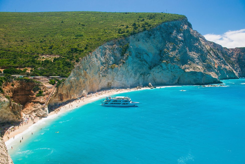 Porto Katsiki - Ikonická pláž, kterou nelze vynechat. Odpoledne tu ale bývá dost plno. Jako u jediné se zde platí parkovné.