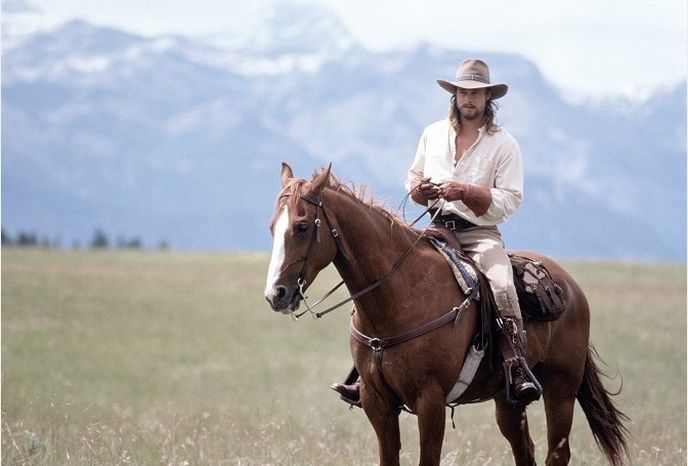 Mladý Brad Pitt s dlouhými vlasy. Potřebujete ještě větší doporučení, proč se podívat na film Legenda o vášni (1994)?