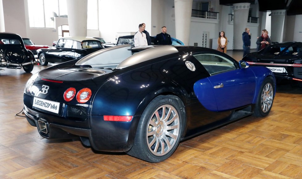 Velmi drahý je i dřívější model Bugatti Veyron.