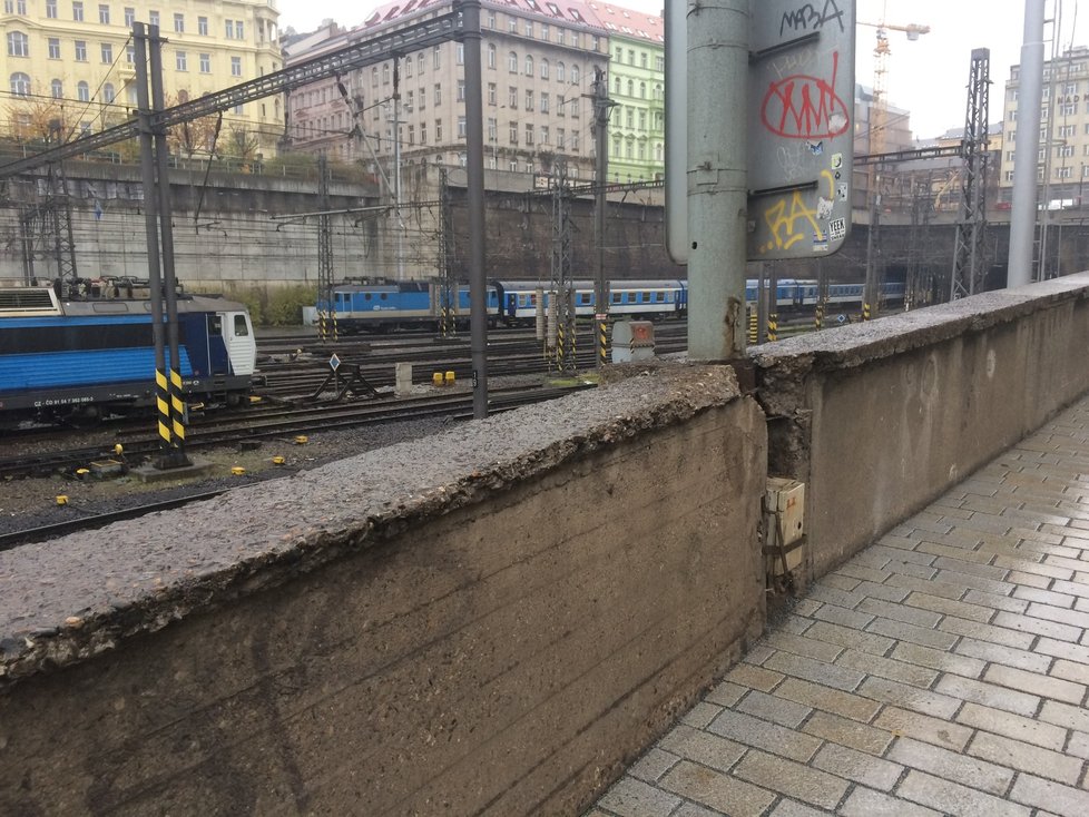 Problém s chodníkem magistrát spolu s radnicí Prahy 2 vyřešil. Otázkou zůstává, co bude s okolím?