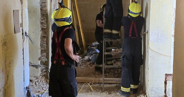 Zásah hasičů v centru Prahy: V bytě popraskal strop, podlaha se prohnula