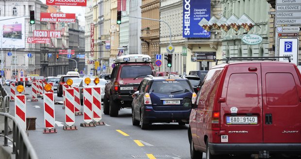 Jeden jízdní pruh se uzavírá každý den na několik hodin. Kdy přesně, ale nikdo neví.