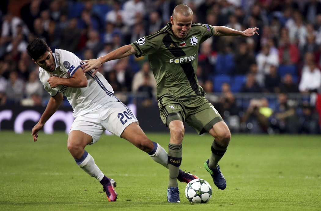 Obránce Legie Varšava Adam Hloušek v souboji se záložníkem Realu Madrid Marcem Asensiem