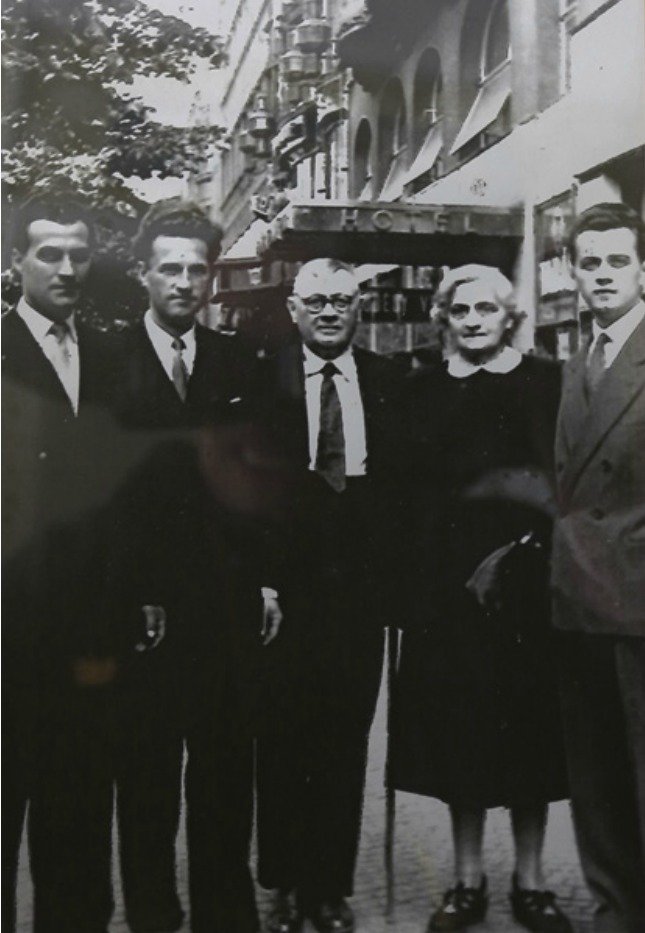 Bývalý československý legionář a bojovník proti fašismu Jan Sklenář s manželkou Marií a třemi syny při poválečné návštěvě Prahy. Syn Jan stojí první zleva.