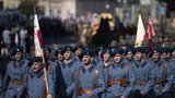 Váleční veteráni, sokolové i studenti v historických uniformách: Prahou prošel průvod legionářské obce