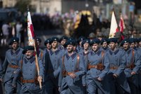 Váleční veteráni, sokolové i studenti v historických uniformách: Prahou prošel průvod legionářské obce