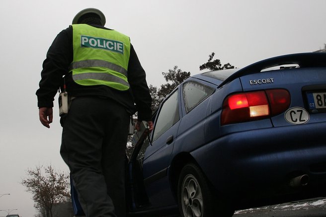 V období od 1. listopadu do 31. března musíte mít na osobním voze na všech čtyřech kolech zimní pneumatiky v případě souvislé vrstvy sněhu, ledu nebo námrazy. Myslí se tím minimální dezén 4 mm a značení na bočnici M + S, M.S, M/S, MS nebo terénní pneumatiky. Ovšem i v jiných případech sledujte předpověď počasí. Pokud totiž hlásí sníh, led nebo námrazu, dostanete bez zimních plášťů pokutu až 2000 Kč.