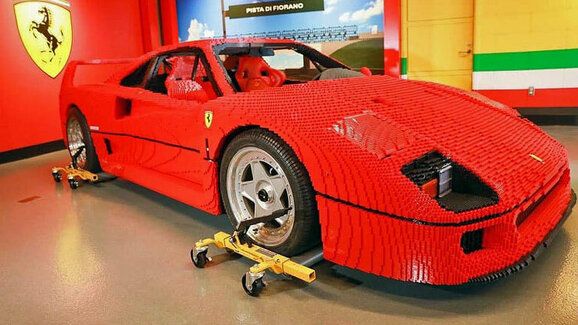 Lego představilo model Ferrari F40 v životní velikosti