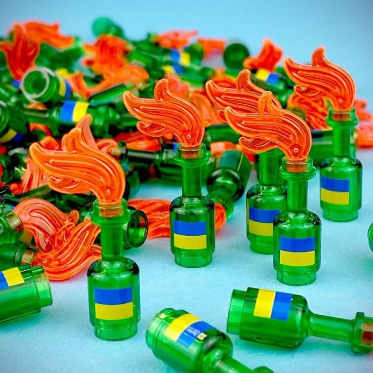 Firma vyrábějící hračky podobné těm, které vyrábí známá společnost LEGO, vyrobila figurky molotovových koktejlů.