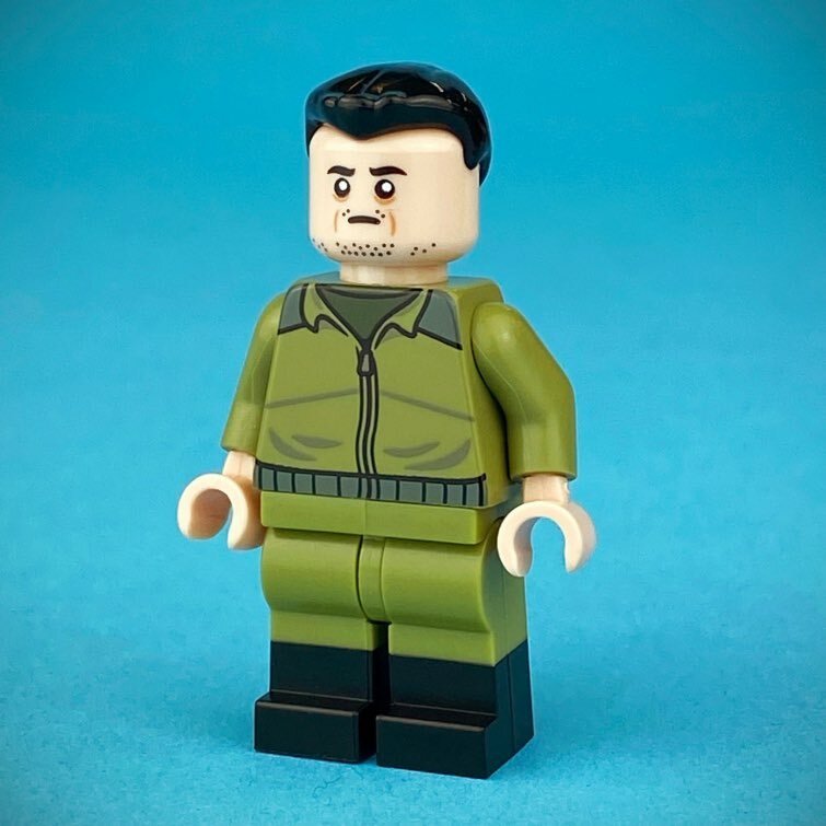 Figurky Volodymyra Zelenského podobné těm, které vyrábí dánská společnost LEGO, se prodaly za pár okamžiků. Výtěžek jde na pomoc Ukrajině.