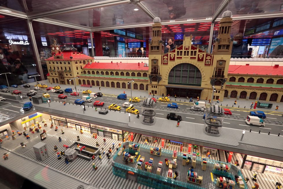 Hlavní nádraží z kostiček Lego - na Hlavním nádraží v Praze.