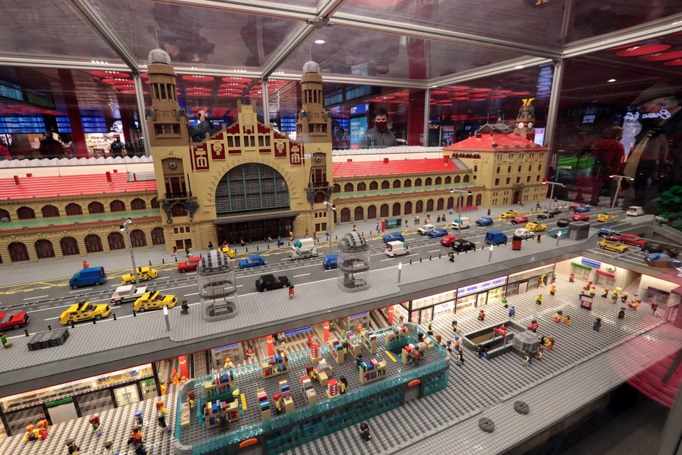 Hlavní nádraží z kostiček Lego - na Hlavním nádraží v Praze.