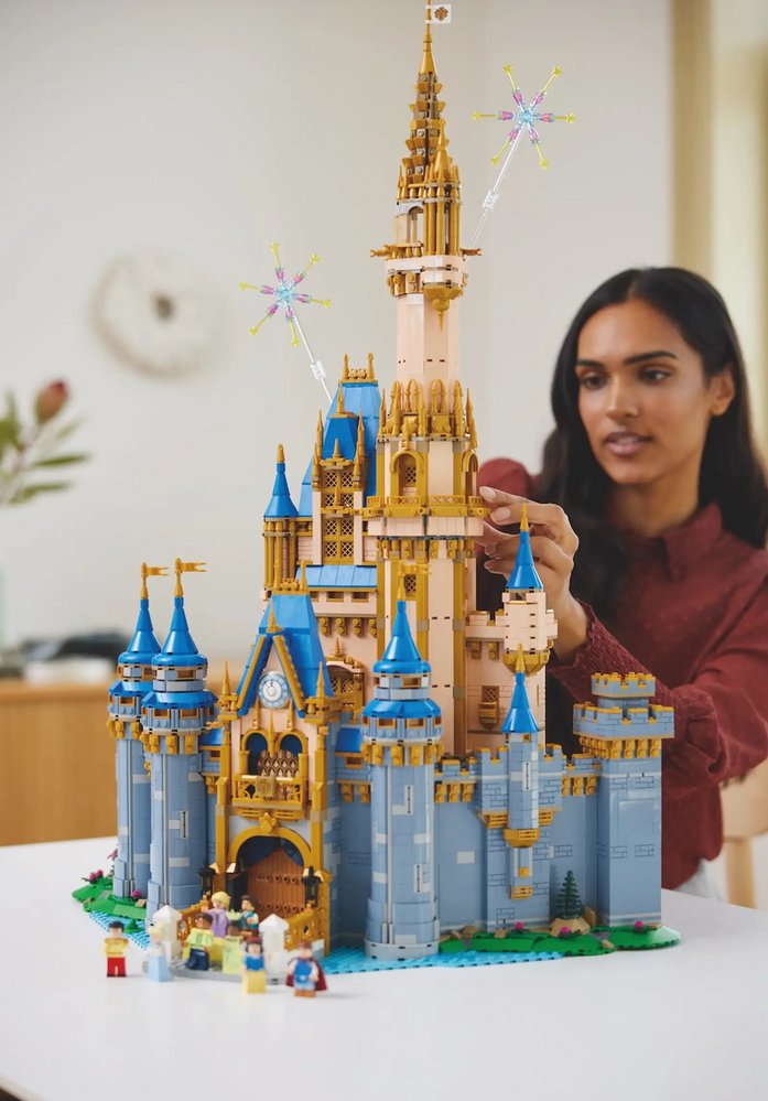 Největší LEGO hrad je stavebnice Disney Zámek (43222), která má 4 837 kostek