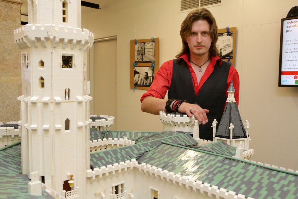 Obří Lego zámek: Michal Horáček se svou Hlubokou (2013).