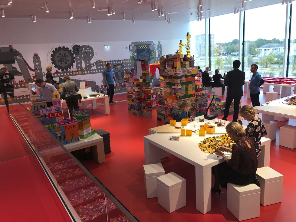 V dánském Billundu byl otevřen unikátní Lego dům pro děti. Modely z kostek vyráběli Češi.
