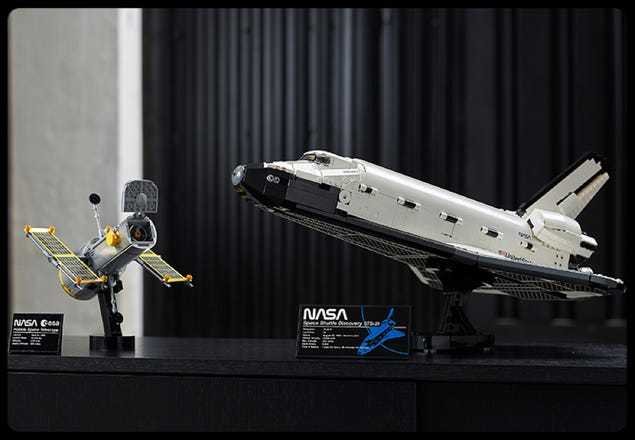 Lego Hubbleův teleskop a Space Shuttle Discovery.