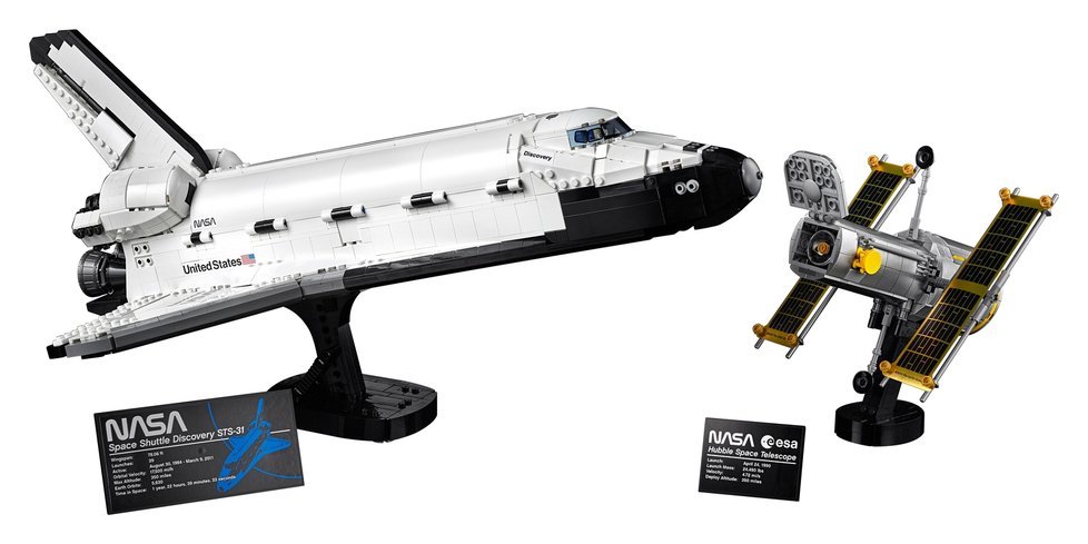 Lego Hubbleův teleskop a Space Shuttle Discovery.