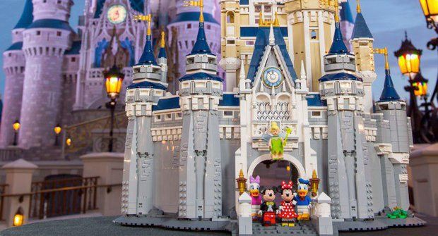 Galerie: Gigantický LEGO zámek pro Disneyho Popelku