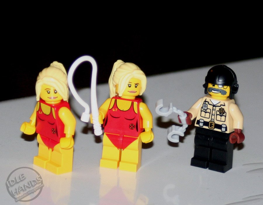 LEGO pouta a LEGO bičík pro milovníky bolesti.