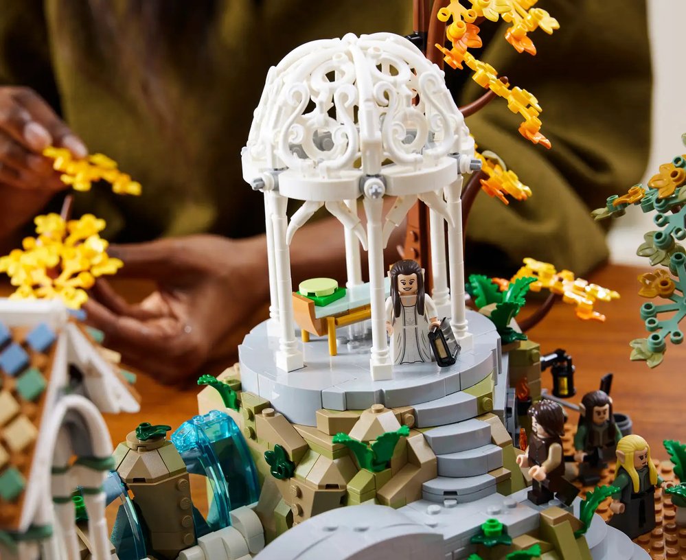 LEGO set Rivendell (Roklinka) je největší stavebnicí s Pánem prstenů a osmým největším LEGO setem ze všech