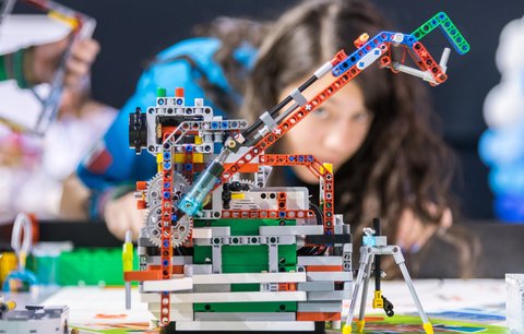 Lego i Merkur mezi dárky bodují. Proč si hračky ale kupují dál univerzity?