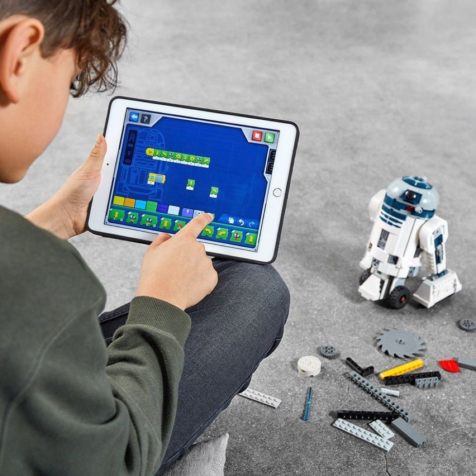 R2-D2 a jiné droidy z Lega lze programovat přes tablet.